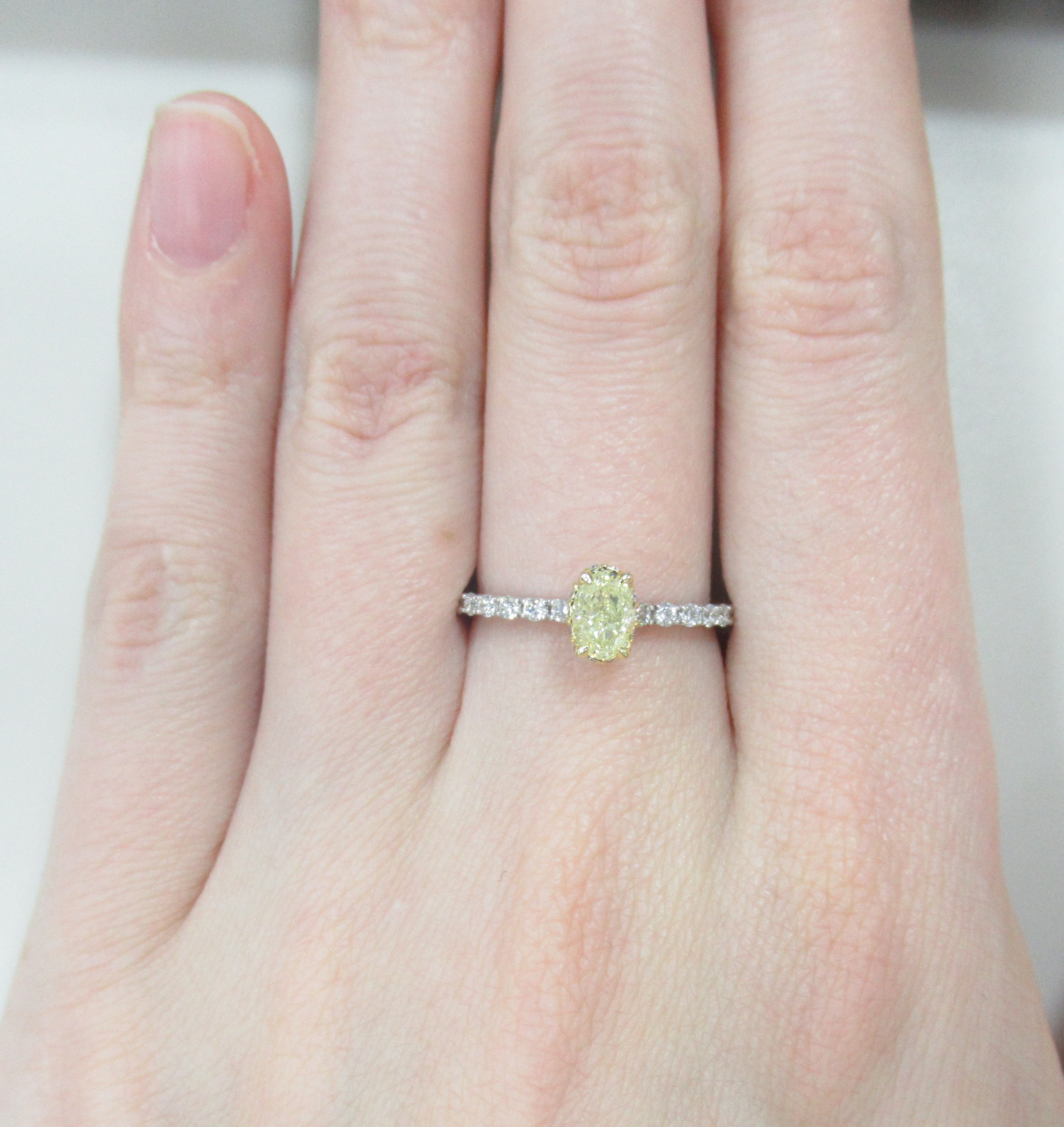 Кольцо из комбинированного золота с желтым бриллиантом